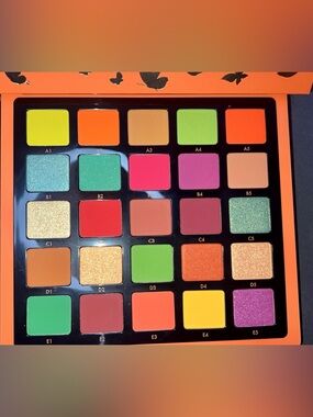 Anastasia Beverly Hills Norvina volume 3 eyeshadow palette